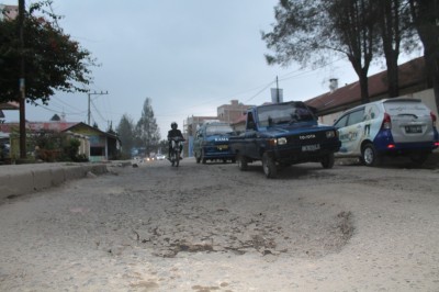 Lobang yang baru diperbaiki kembali rusak persisnya di jalan Lahir Raja Munthe Kabanjahe.  SUMUT BERITA | BAMBANG FRANSISCO