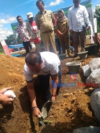 Awaluddin, perwakilan Manajemen PT. HM. Sampoerna, Tbk saat menggelar peletakan batu pertama pembangunan rumah aman gempa di Desa Perbaji, Kecamatan Tiganderket. SUMBER/moral sitepu