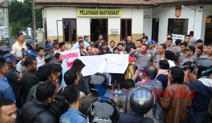 Puluhan warga pengungsi Sinabung asal empat desa saat menggelar aksi damai di halaman parkir Mapolres Karo, Sabtu (23/07/2016) petang. SUMBER/pardi simalango