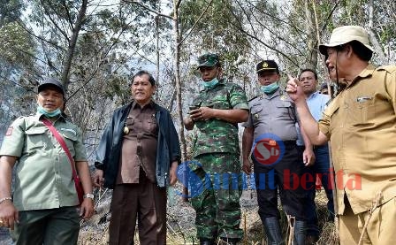 Bupati Karo Terkelin Brahmana SH bersama Dandim 0205/TK saat meninjau lokasi kebakaran hutan di Gunung Sipiso-piso, Kecamatan Merek. SUMBER/pardi simalango